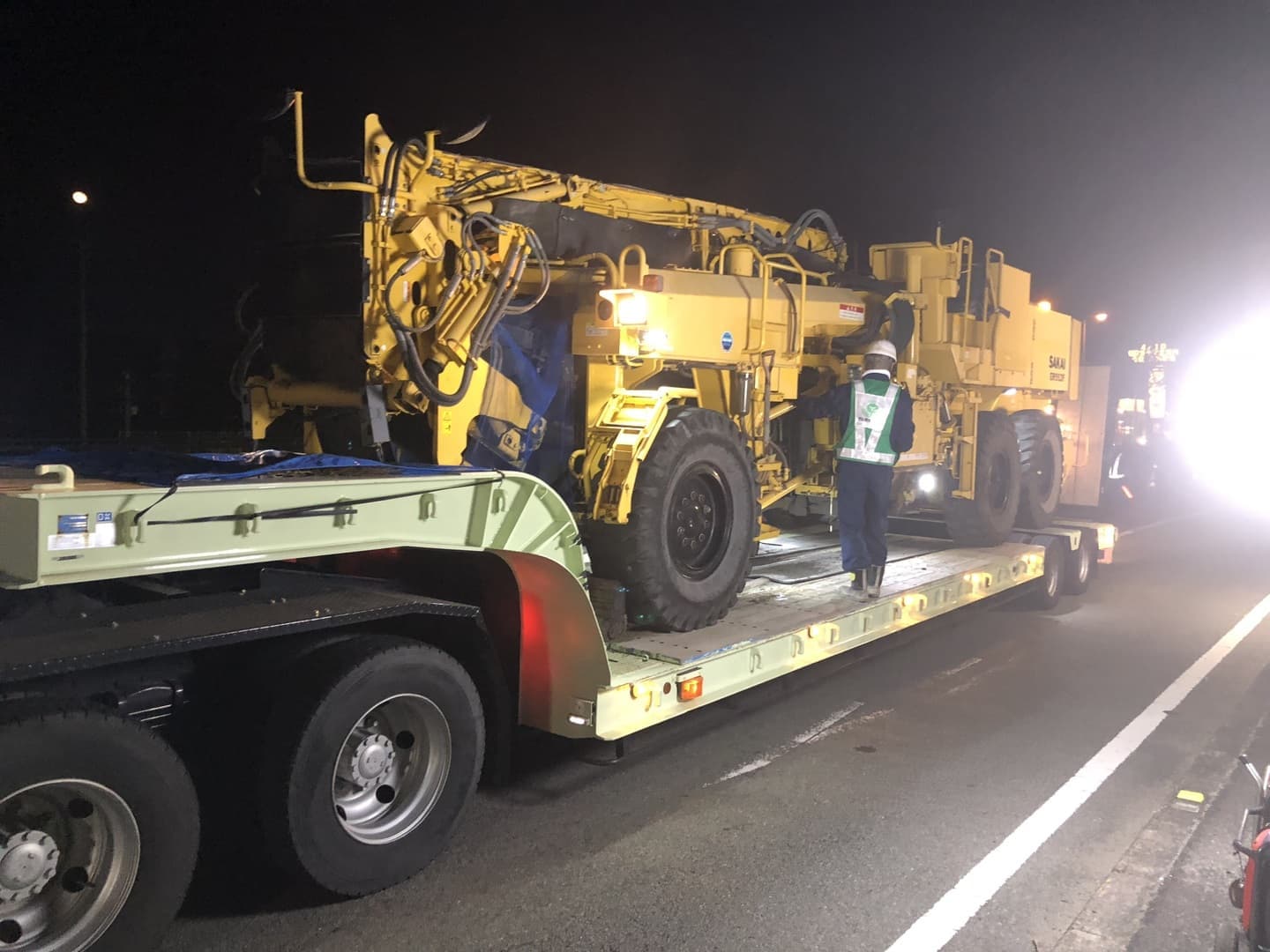 切削機回送 トレーラー